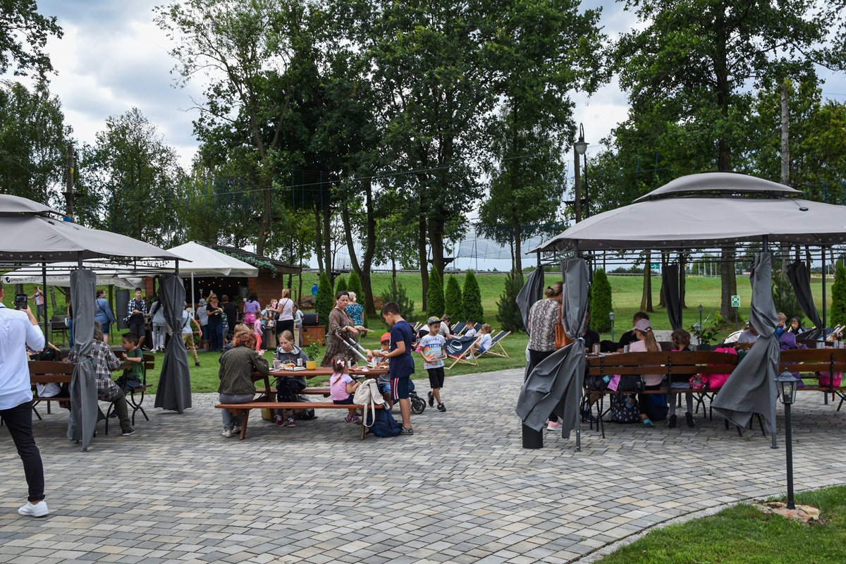 W środę hotelowy ogród stał się miejsce zabawy i odpoczynku dla blisko setki dzieci zaproszonych do Uniejowa m.in. z Łodzi.